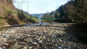 Goldwäscher am Bach